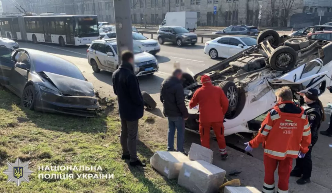 ДТП у Києві: після зіткнення з Tesla перекинувся мікроавтобус, є постраждалі - 1