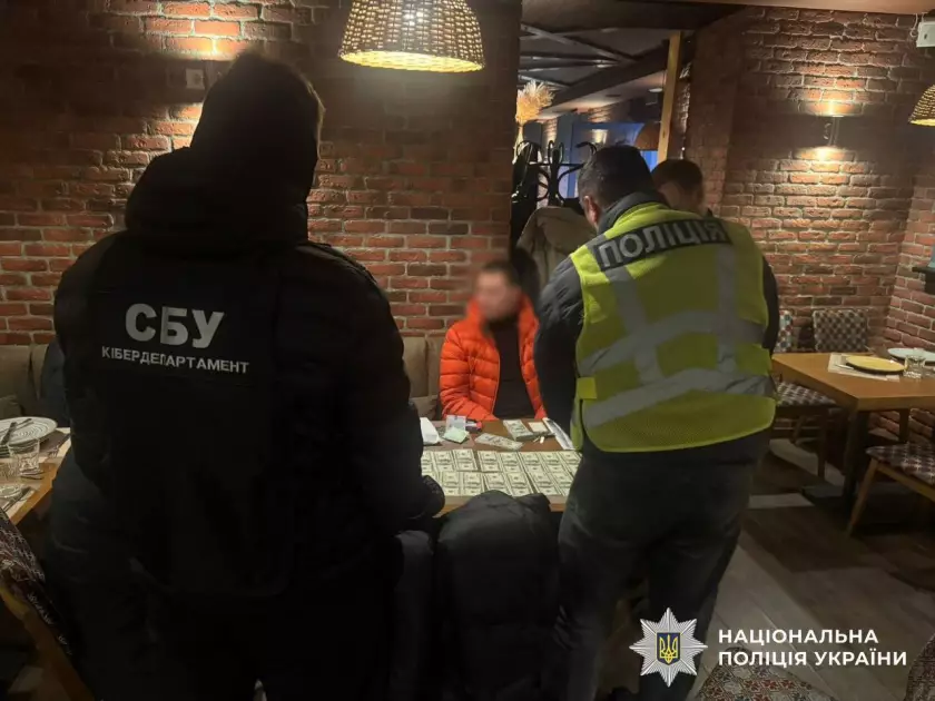 32 тис. дол. за «фіктивну» інвалідність: у Києві затримали шахрая, який обіцяв виїзд за кордон - 1