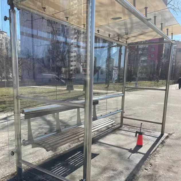 У Києві весняне прибирання: комунальники ремонтують і миють зупинки транспорту - 3