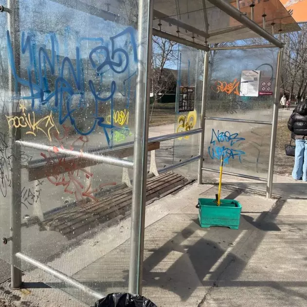 У Києві весняне прибирання: комунальники ремонтують і миють зупинки транспорту - 2