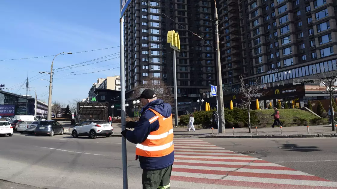 У Києві миють світлофори та дорожні знаки після зими: що зміниться для водіїв - 2