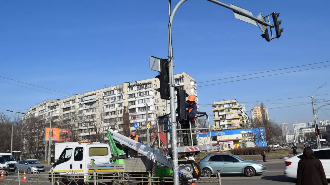 У Києві миють світлофори та дорожні знаки після зими: що зміниться для водіїв - 1