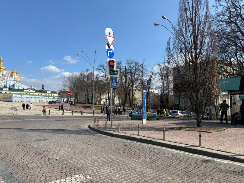На Михайлівській площі з’явився перший у Києві світлофор із червоним колом заборони - 1