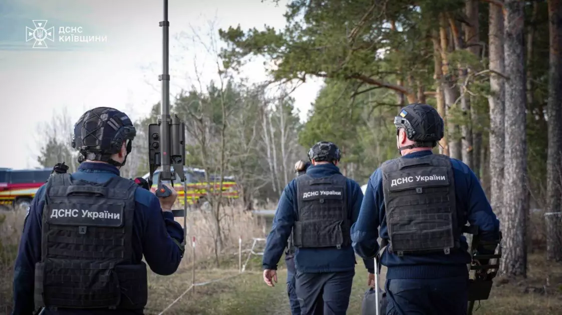 Понад 44 тисячі гектарів під контролем: на Київщині перевіряють небезпечні території через міни - 1