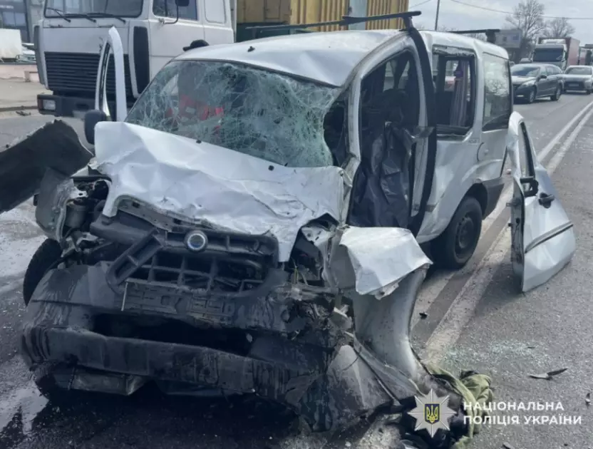 Смертельна ДТП на Кільцевій дорозі: мікроавтобус перекинувся після зіткнення - 1