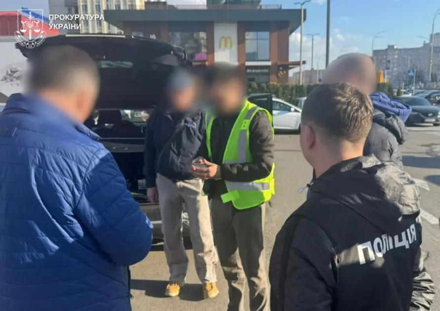 У Києві затримали інструктора, який обіцяв водійські права за $2300 - 3