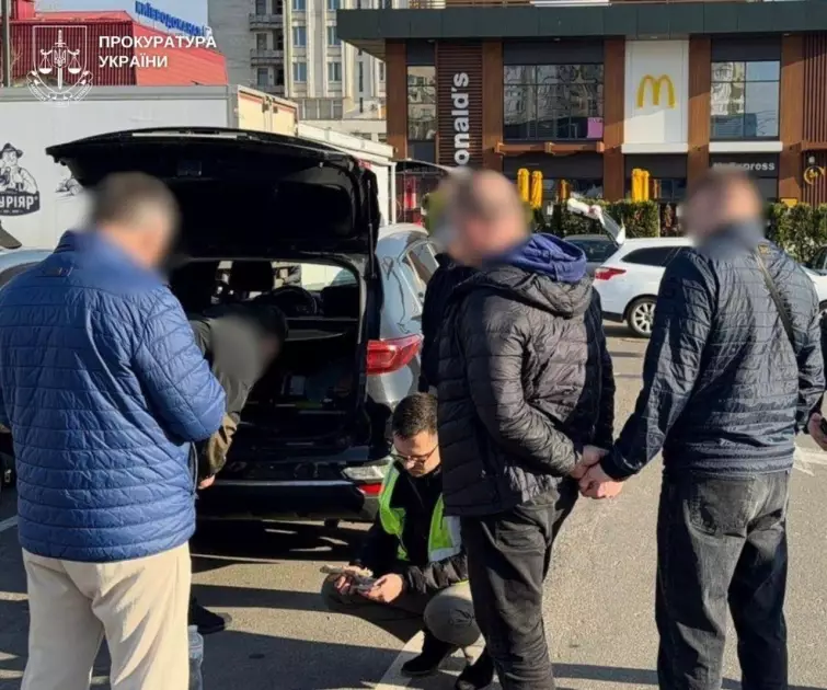 У Києві затримали інструктора, який обіцяв водійські права за $2300 - 1