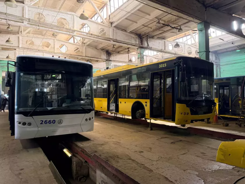 Київ “просів” у транспорті: до 20% автобусів і вагонів зняли з маршрутів - 1