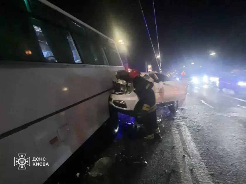 ДТП на Берестейському проспекті: легковик врізався в маршрутку - 2