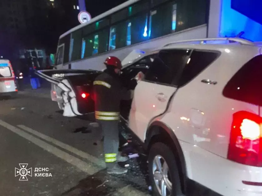 ДТП на Берестейському проспекті: легковик врізався в маршрутку - 1