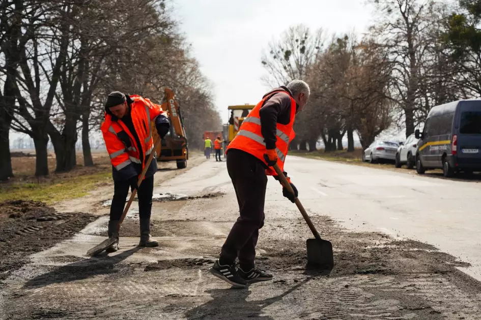 Київщина відновлює понад 6 тисяч км доріг: рекордне фінансування та ремонт мостів - 4