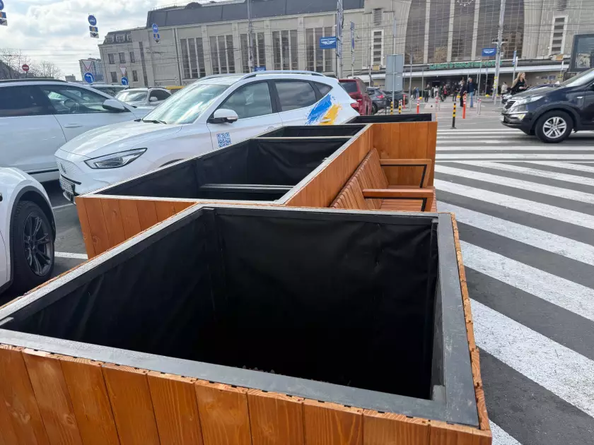 Перед Центральним залізничним вокзалом у Києві встановили 10 нових парклетів - 4