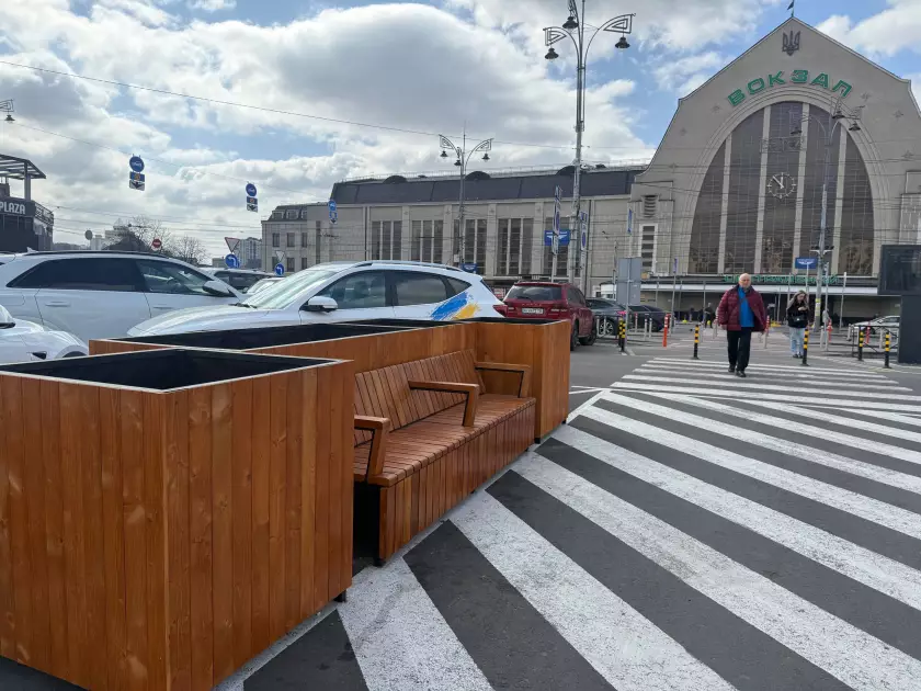 Перед Центральним залізничним вокзалом у Києві встановили 10 нових парклетів - 3