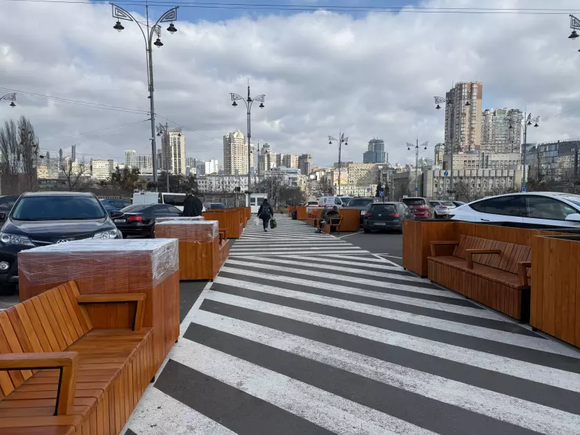 Перед Центральним залізничним вокзалом у Києві встановили 10 нових парклетів - 2