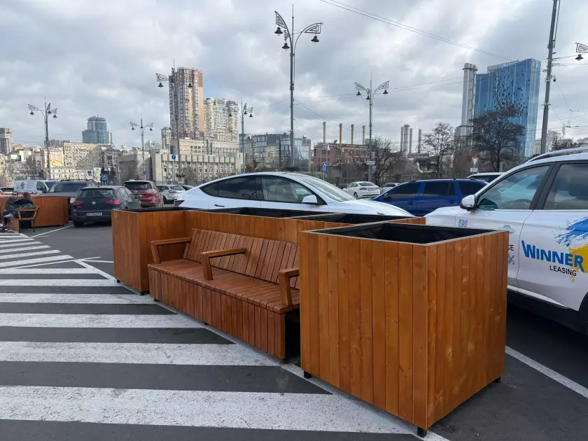 Перед Центральним залізничним вокзалом у Києві встановили 10 нових парклетів - 1