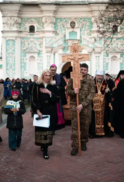 Віра під обстрілами: у Софії Київській пройшла Хресна дорога за українських захисників - 1