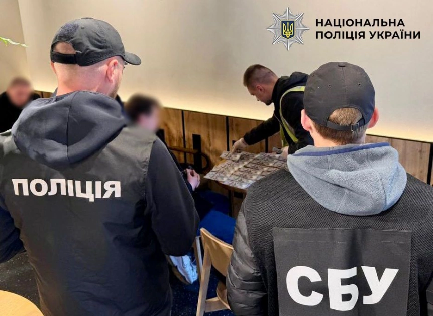 Стіл, повний доларів: киянин пропонував хабар за свідоцтво адвоката - 1