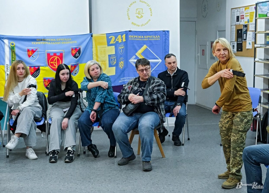 У Києві медики ЗСУ навчили комунальників рятувати життя: як пройшов тренінг - 1