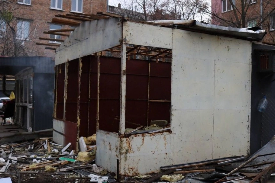 Солом’янка без хаосу: комунальники прибрали незаконні МАФи з вулиці Карела Чапека - 1
