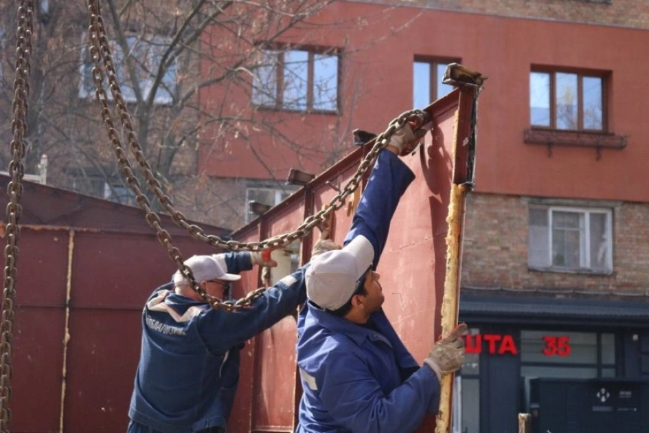Солом’янка без хаосу: комунальники прибрали незаконні МАФи з вулиці Карела Чапека - 2
