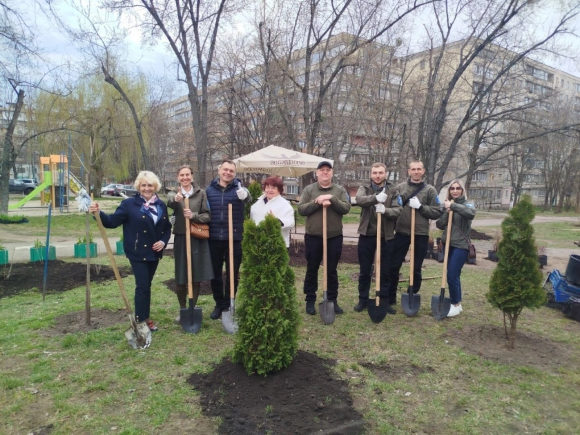 Оболонь стає зеленішою: на районі висадили десятки дерев і понад 100 кущів - 2
