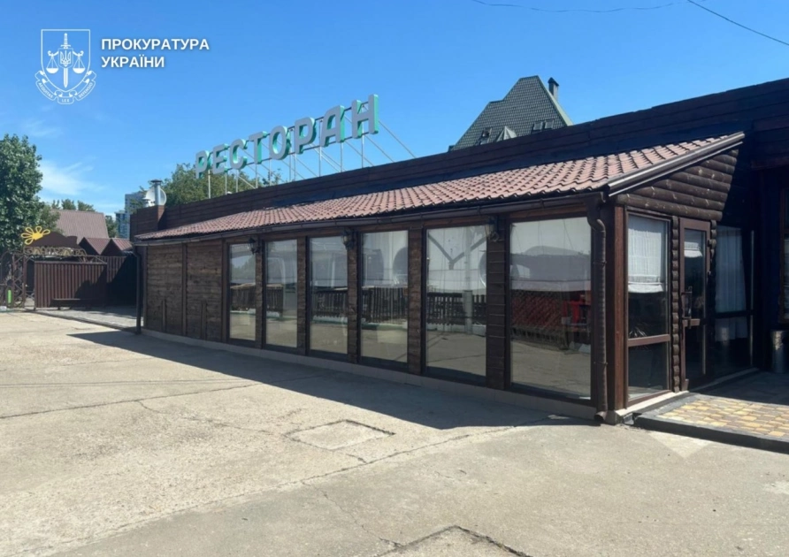 Суд зобов’язав знести забудову на Осокорках: берег Дніпра повернуть громаді - 1