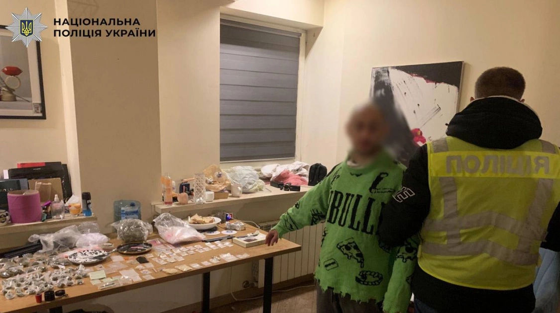 У Києві судитимуть іноземця за продаж наркотиків поштою: загрожує до 12 років - 1