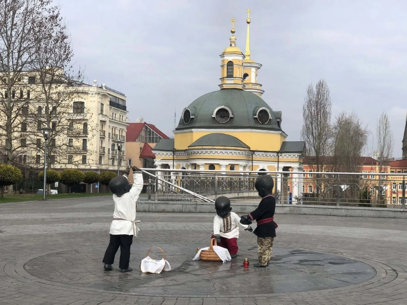 Великдень у Києві: малюків-засновників на Поштовій площі вдягнули у вишиванки - 2
