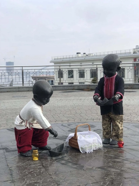 Великдень у Києві: малюків-засновників на Поштовій площі вдягнули у вишиванки - 1