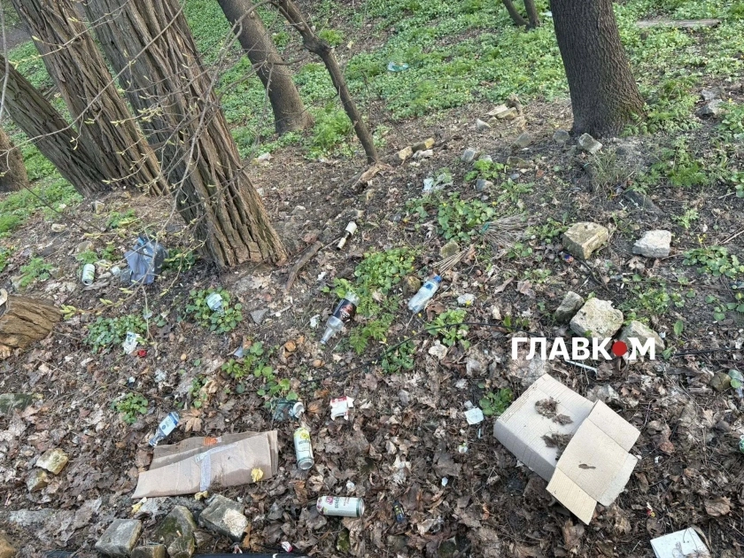 Ботсад імені Фоміна у Києві потерпає від сміття та омели під час весняного сезону - 1