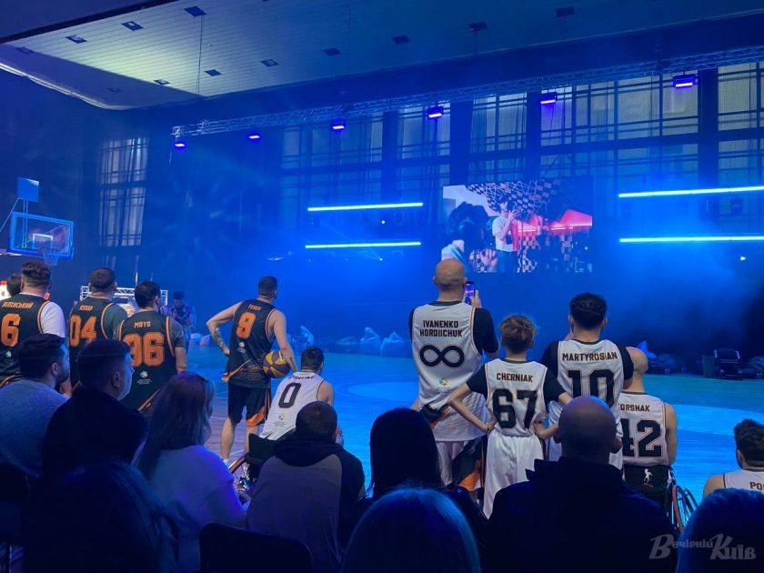 У Києві провели Fayno Comedy Fest: гумор об’єднали з підтримкою ветеранів - 4