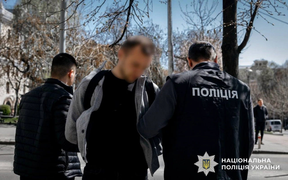 У Києві викрили схему легалізації іноземців за $3000: організатору повідомили про підозру - 3