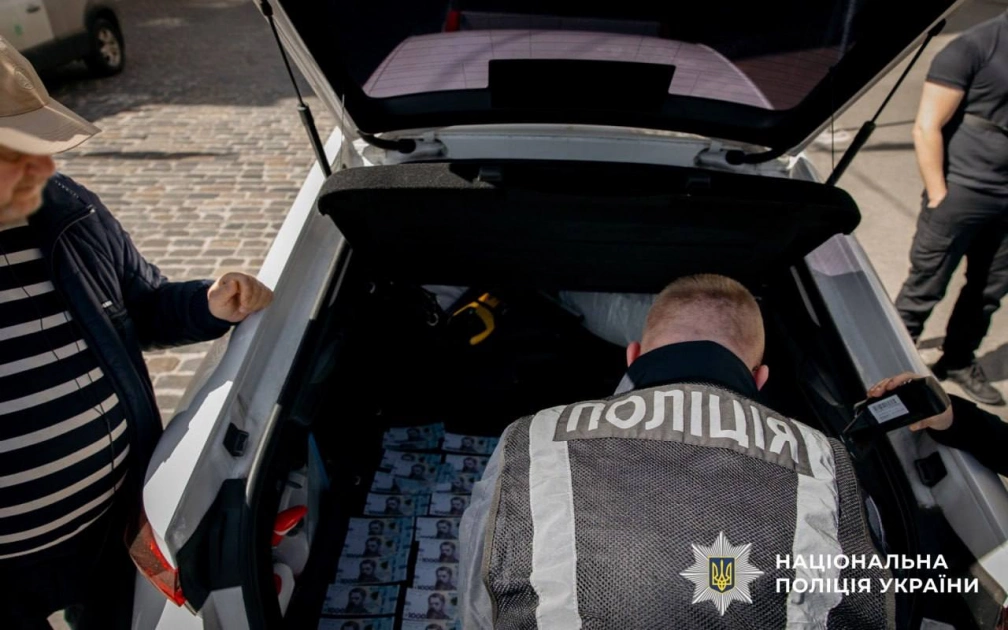 У Києві викрили схему легалізації іноземців за $3000: організатору повідомили про підозру - 2