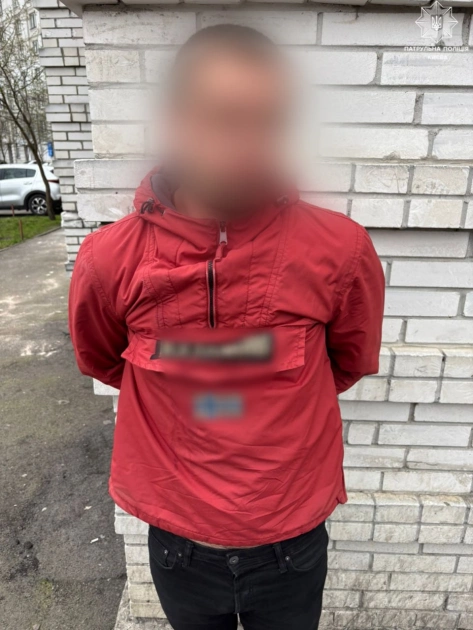 Київ: патрульні затримали чоловіка, який відкрито носив пістолет на вулиці - 1