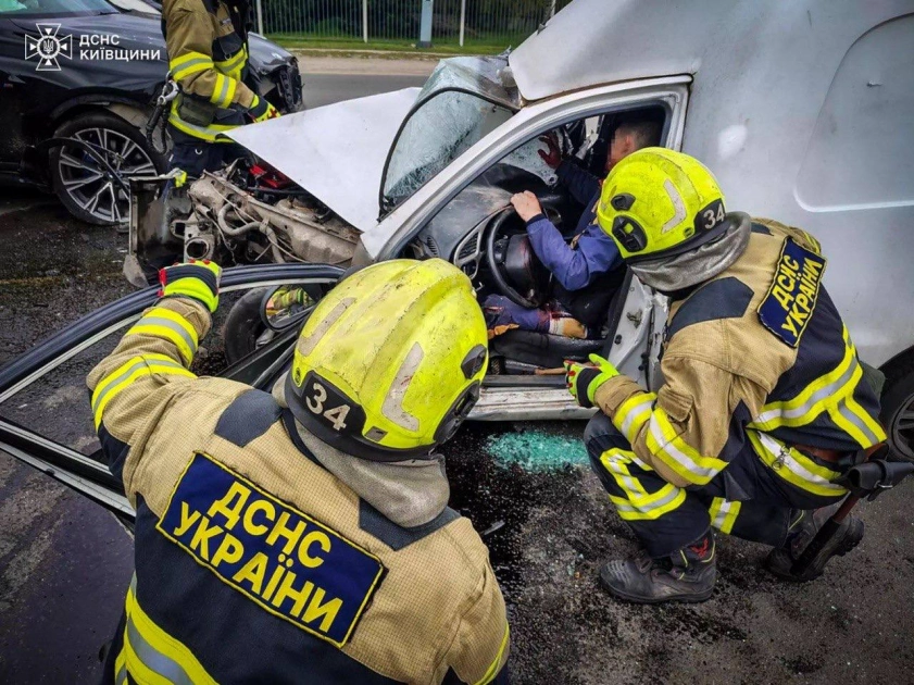 ДТП у Вишневому: рятувальники деблокували водія після зіткнення двох авто - 1