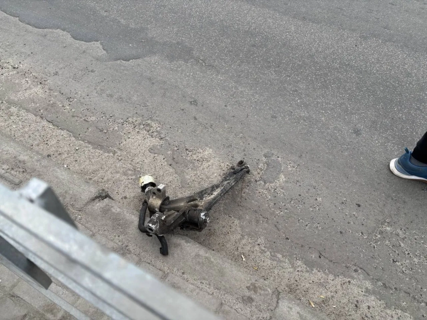 У Києві авто розвалилося на ходу і спричинило ДТП на проспекті Соборності: є постраждалі - 1