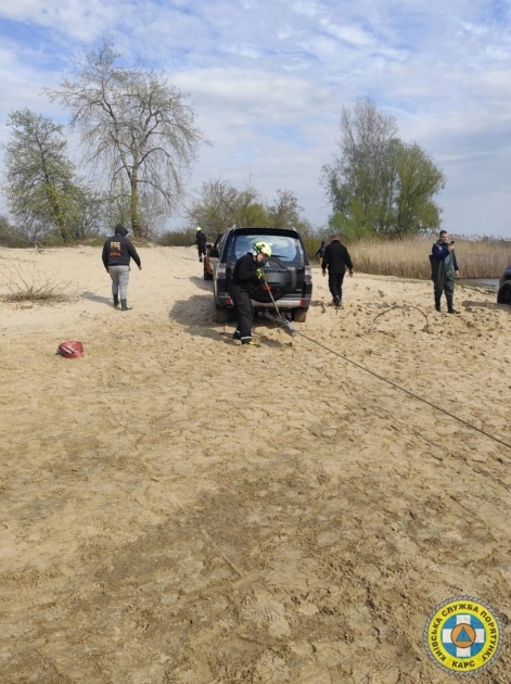 У Києві авто пішло під воду в затоці Дніпра: рятувальники витягли машину - 3