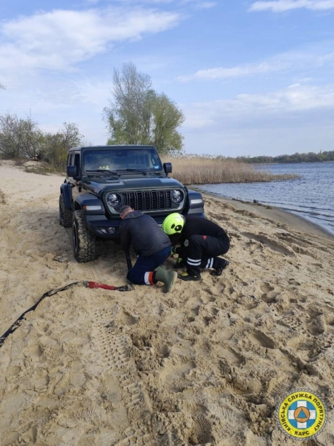 У Києві авто пішло під воду в затоці Дніпра: рятувальники витягли машину - 2