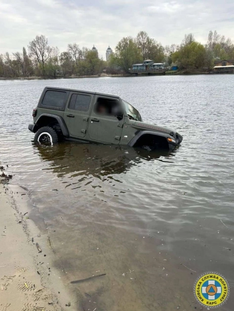 У Києві авто пішло під воду в затоці Дніпра: рятувальники витягли машину - 1