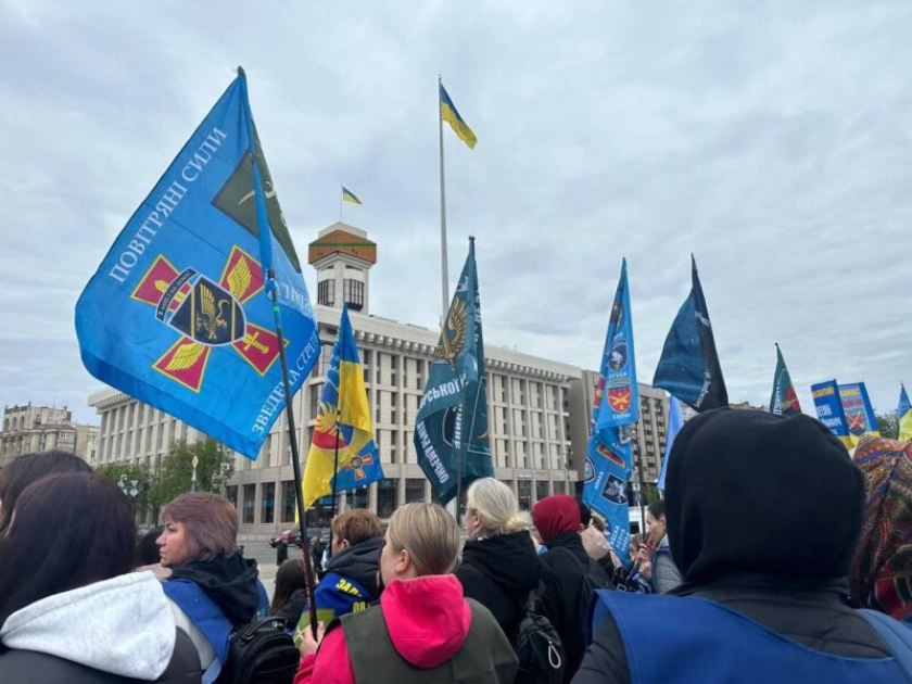Фото, за якими чекають: у центрі Києва відбулася акція про зниклих військових - 3