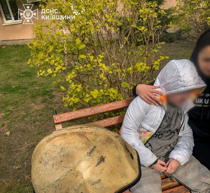 На Бучанщині з палаючої квартири врятували 11-річного хлопчика, який ховався у задимленій ванній - 1