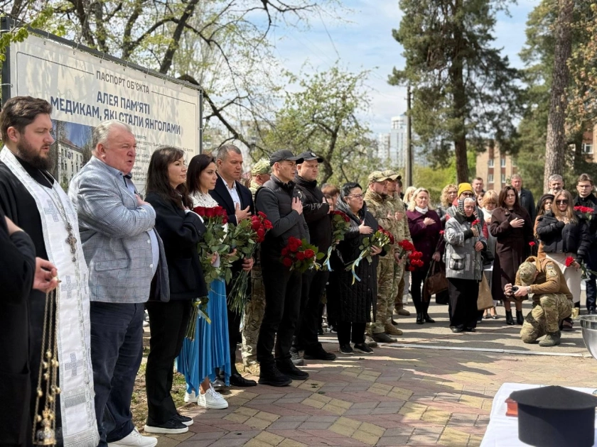 У Києві вшанували загиблих медиків: на Алеї Героїв з’явилися нові імена - 2