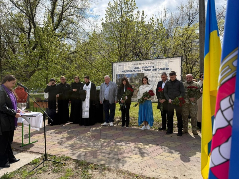 У Києві вшанували загиблих медиків: на Алеї Героїв з’явилися нові імена - 1