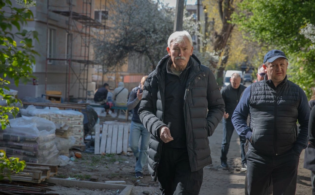 У Святошинському районі Києва відновлюють 300+ будинків після обстрілів: як тривають роботи - 3