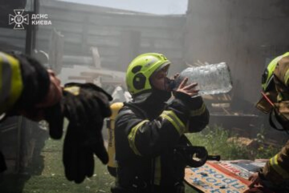 Масштабна пожежа на Куренівці: загоряння трави перекинулося на будівлю - 5