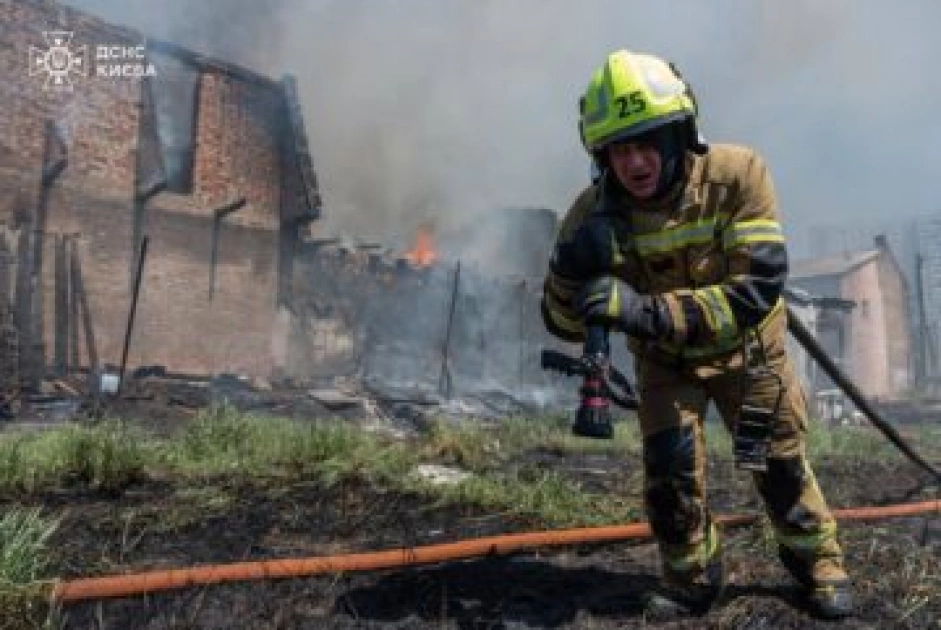 Масштабна пожежа на Куренівці: загоряння трави перекинулося на будівлю - 4