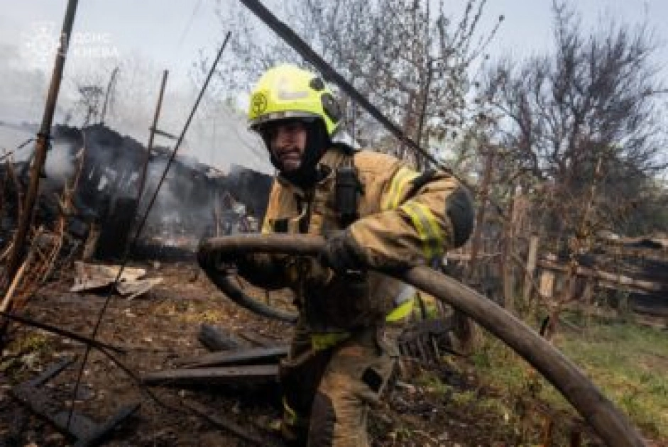 Масштабна пожежа на Куренівці: загоряння трави перекинулося на будівлю - 3