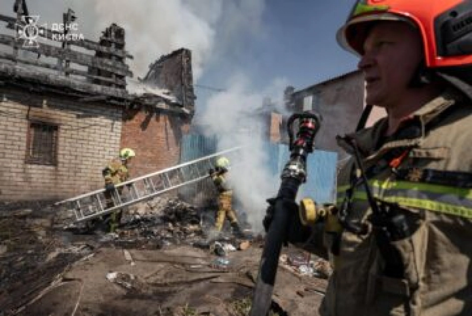 Масштабна пожежа на Куренівці: загоряння трави перекинулося на будівлю - 2