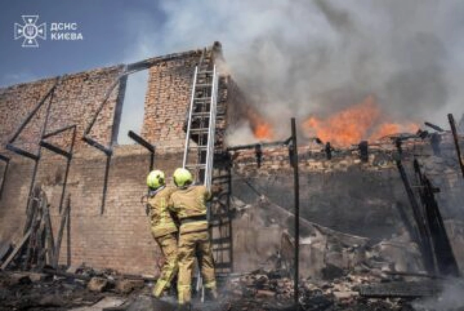 Масштабна пожежа на Куренівці: загоряння трави перекинулося на будівлю - 1