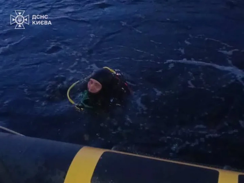 У Києві на Дніпровській набережній водолази дістали тіло чоловіка з річки - 1